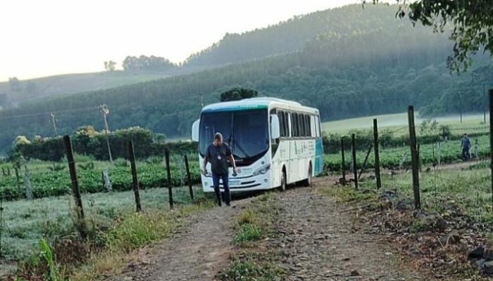 Laranjeiras - Ônibus da Assiscop é rendido por bandidos na BR 277 